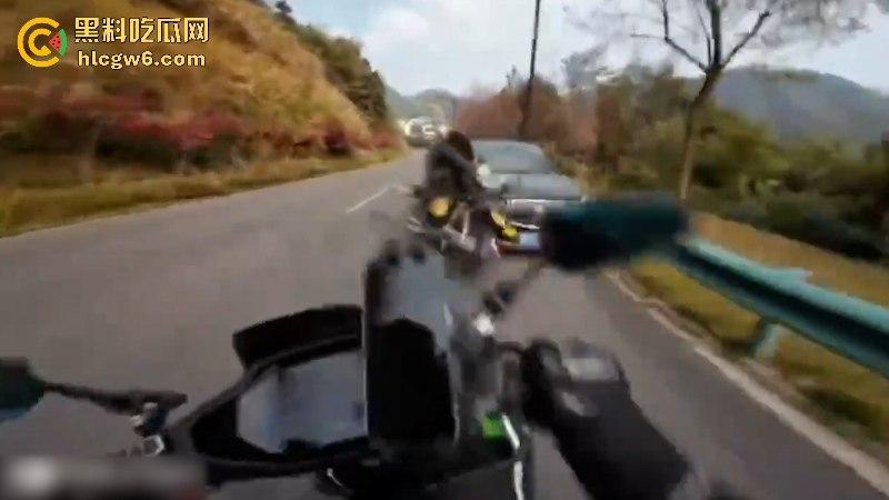 懂车帝已经打开了!摩友山路遛弯被右转到逆向车道的车给撞飞 两辆摩托被撞烂 开车老头直接傻眼!-1
