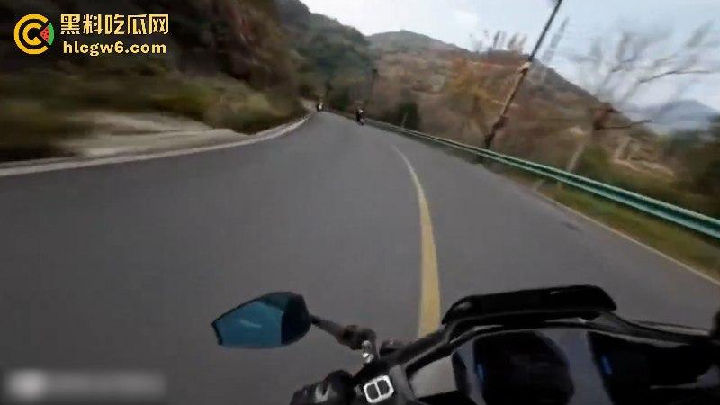 懂车帝已经打开了!摩友山路遛弯被右转到逆向车道的车给撞飞 两辆摩托被撞烂 开车老头直接傻眼!-2