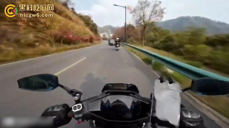 懂车帝已经打开了!摩友山路遛弯被右转到逆向车道的车给撞飞 两辆摩托被撞烂 开车老头直接傻眼!-3