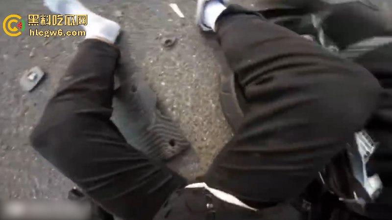 懂车帝已经打开了!摩友山路遛弯被右转到逆向车道的车给撞飞 两辆摩托被撞烂 开车老头直接傻眼!-4