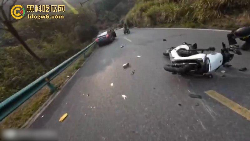 懂车帝已经打开了!摩友山路遛弯被右转到逆向车道的车给撞飞 两辆摩托被撞烂 开车老头直接傻眼!-5