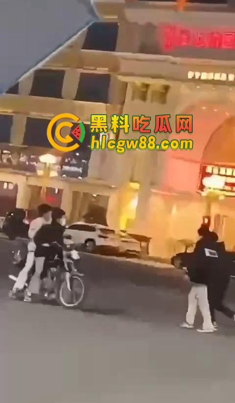 普宁盛产精神小伙,精神小伙又疯了?刀仔砍人血溅街头,这回不是社会摇,是进局子摇!-2