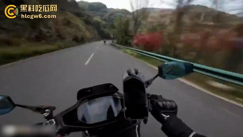 懂车帝已经打开了!摩友山路遛弯被右转到逆向车道的车给撞飞 两辆摩托被撞烂 开车老头直接傻眼!-7