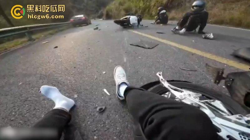 懂车帝已经打开了!摩友山路遛弯被右转到逆向车道的车给撞飞 两辆摩托被撞烂 开车老头直接傻眼!-8