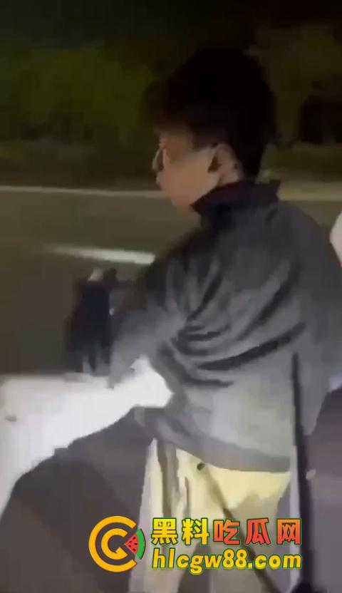 普宁盛产精神小伙,精神小伙又疯了?刀仔砍人血溅街头,这回不是社会摇,是进局子摇!-5