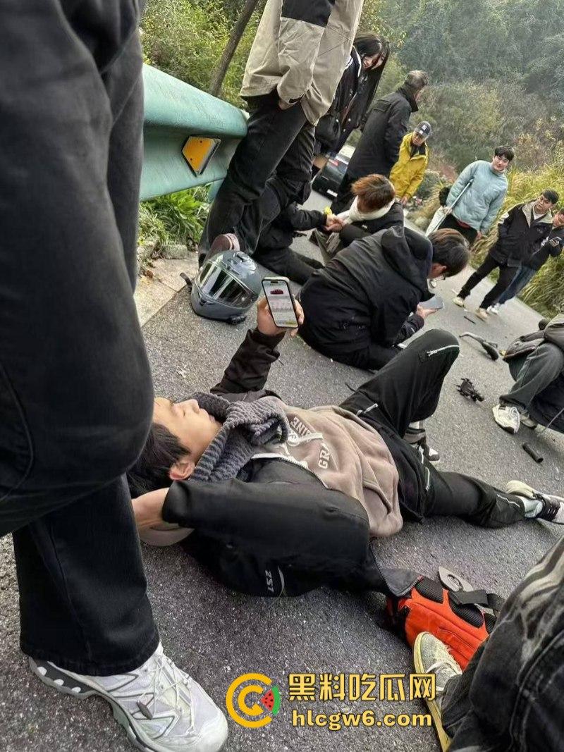 懂车帝已经打开了!摩友山路遛弯被右转到逆向车道的车给撞飞 两辆摩托被撞烂 开车老头直接傻眼!-9