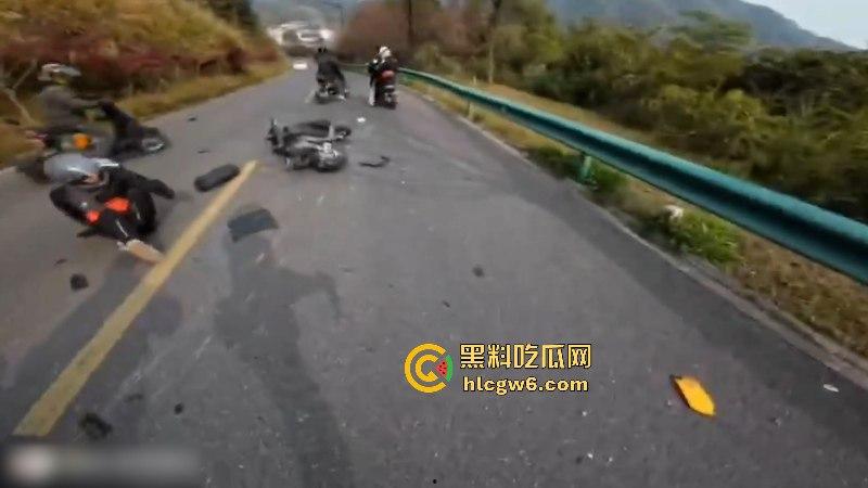懂车帝已经打开了!摩友山路遛弯被右转到逆向车道的车给撞飞 两辆摩托被撞烂 开车老头直接傻眼!-10