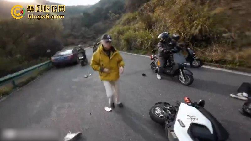懂车帝已经打开了!摩友山路遛弯被右转到逆向车道的车给撞飞 两辆摩托被撞烂 开车老头直接傻眼!-11
