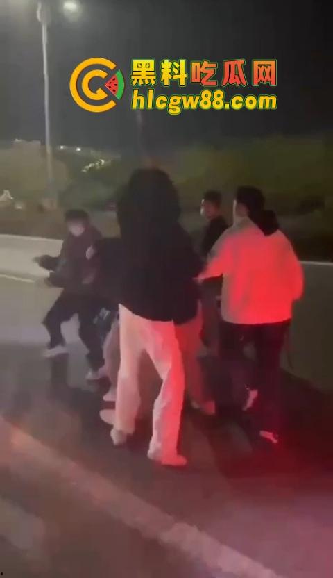 普宁盛产精神小伙,精神小伙又疯了?刀仔砍人血溅街头,这回不是社会摇,是进局子摇!-6