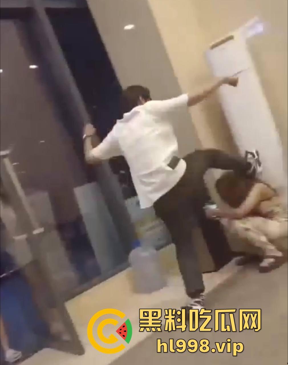 某红书的集美们炸了!好战友被臭男人暴打,结果竟是她乱吐口水惹的祸?-3