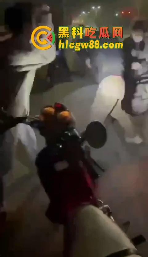 普宁盛产精神小伙,精神小伙又疯了?刀仔砍人血溅街头,这回不是社会摇,是进局子摇!-7