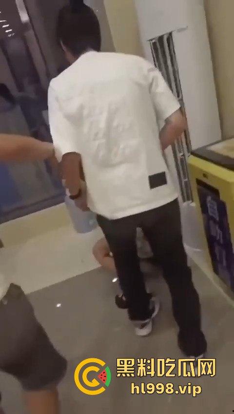 某红书的集美们炸了!好战友被臭男人暴打,结果竟是她乱吐口水惹的祸?-4