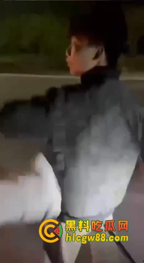 普宁盛产精神小伙,精神小伙又疯了?刀仔砍人血溅街头,这回不是社会摇,是进局子摇!-9