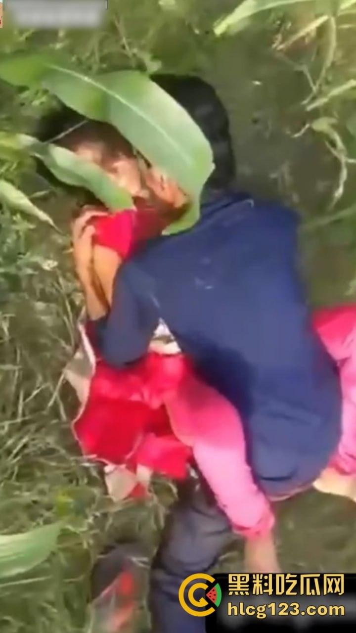 印度真实强奸与朋友一起强奸自己的亲嫂子 现场女子被五六根鸡巴轮插到哭-12