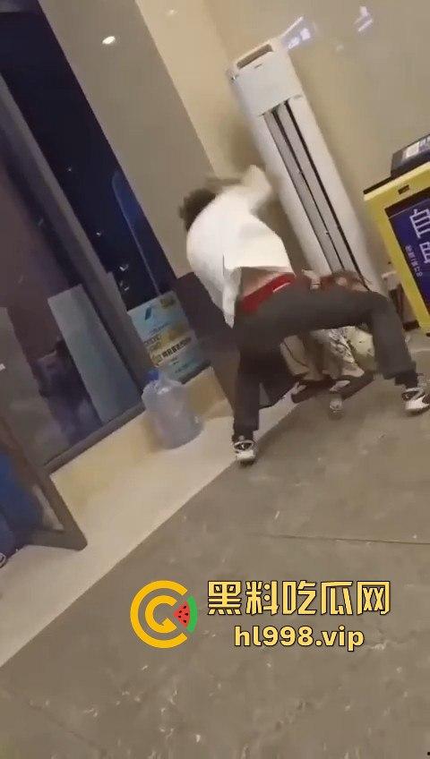 某红书的集美们炸了!好战友被臭男人暴打,结果竟是她乱吐口水惹的祸?-5