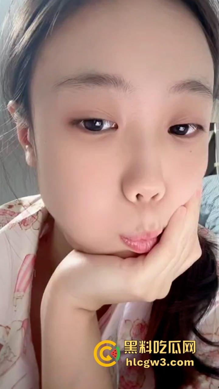 抖音美女主播露点合集 摘下项链让观众看美胸 直播间瞬间爆火-7