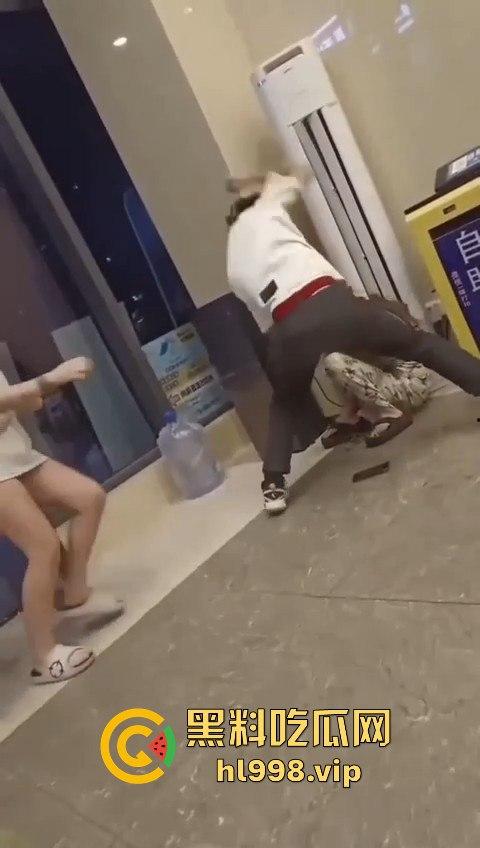 某红书的集美们炸了!好战友被臭男人暴打,结果竟是她乱吐口水惹的祸?-7