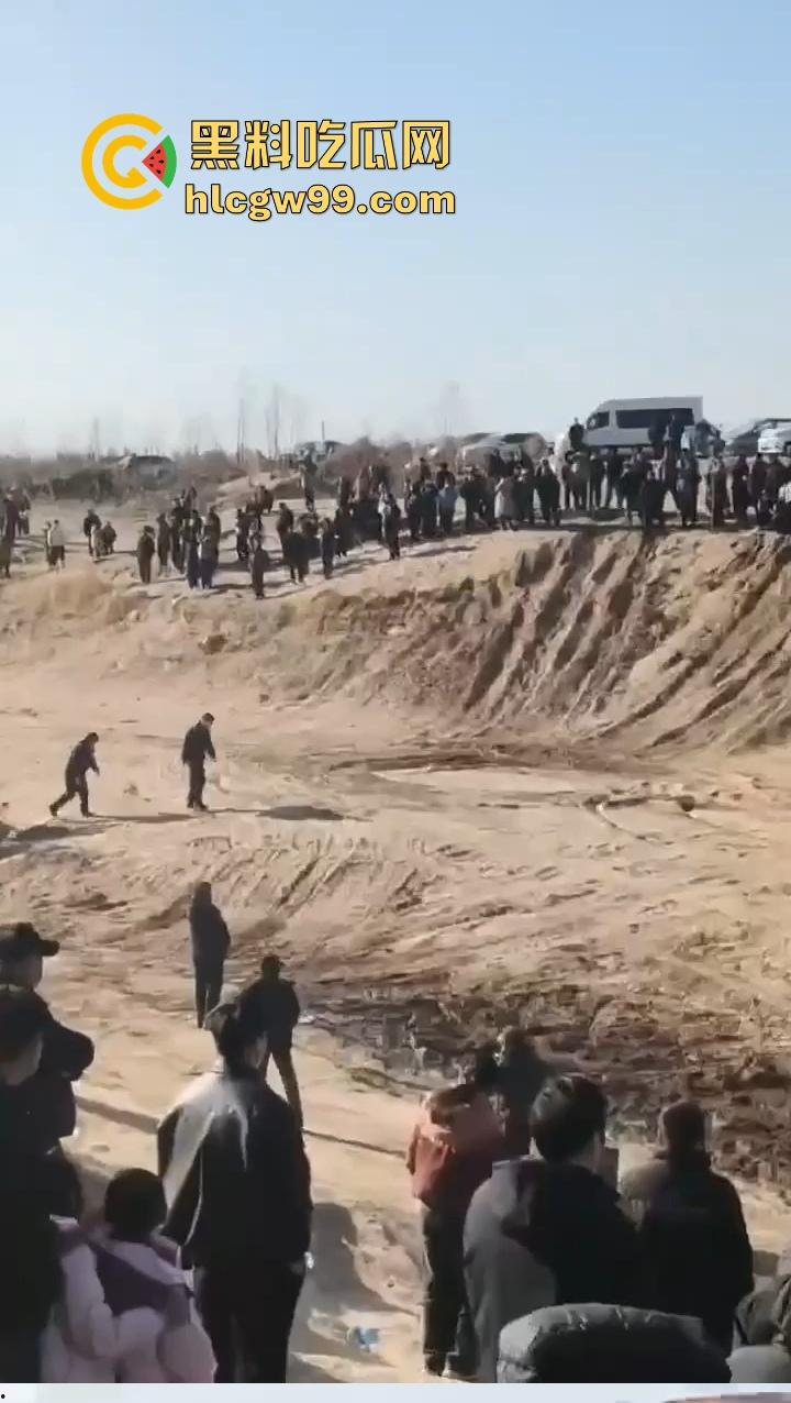 邯郸魏县飙车现场突袭，越野场地赛突遇警察突袭，猛禽油门踩到底，吓得差点侧翻！-7