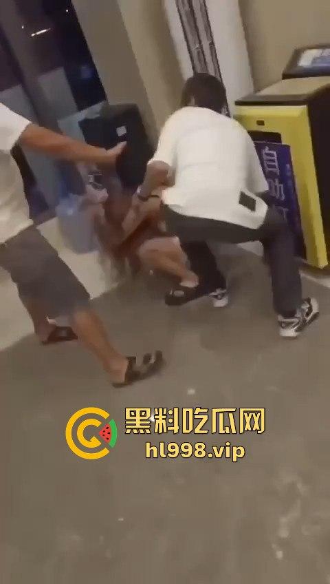 某红书的集美们炸了!好战友被臭男人暴打,结果竟是她乱吐口水惹的祸?-8