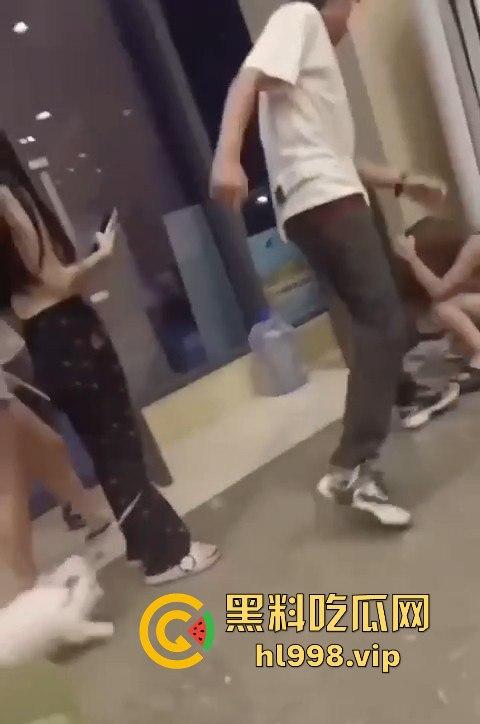 某红书的集美们炸了!好战友被臭男人暴打,结果竟是她乱吐口水惹的祸?-10