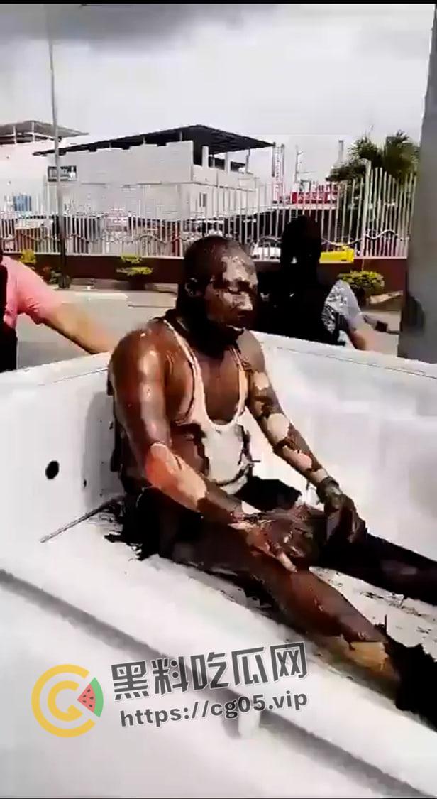 紧急!厄瓜多尔整个国家进入“国内武装冲突”状态,监狱沦陷 电视台绑架 当众火烧人 混乱不堪-8