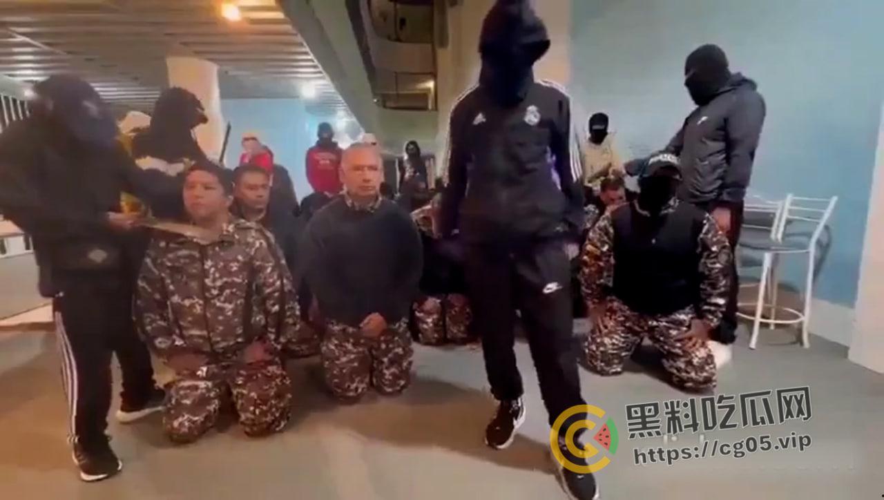 紧急!厄瓜多尔整个国家进入“国内武装冲突”状态,监狱沦陷 电视台绑架 当众火烧人 混乱不堪-11
