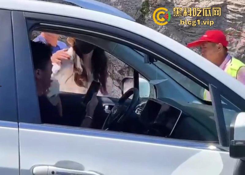 “逆行怎么了?打你怎么了?”小仙女逆行插队还打人!-7