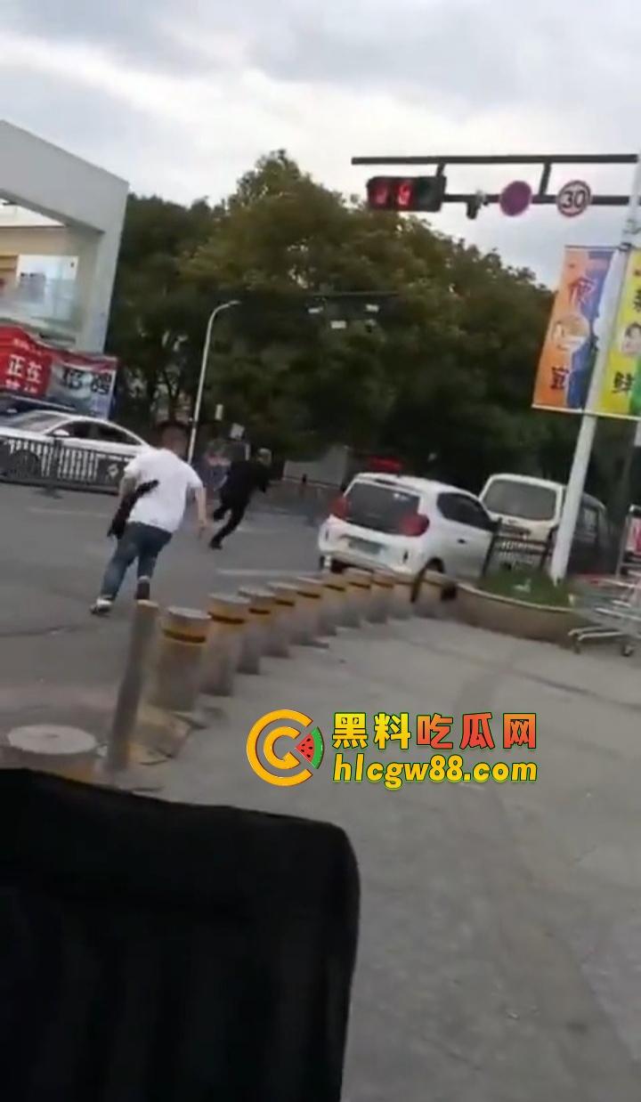 浙江绍兴大润发门口血案惊现,大唐街头持刀狂砍,多人倒地不起,随机连杀四人场面太他妈狠了!-5