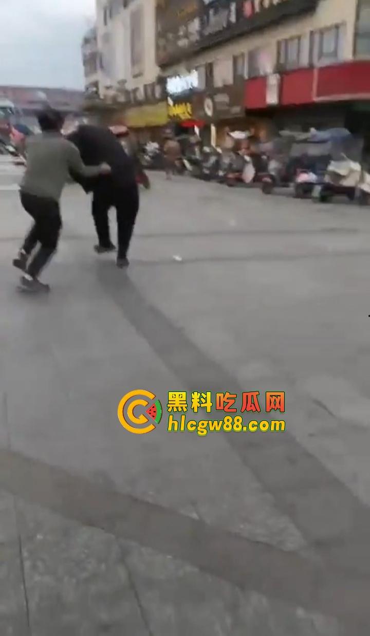 浙江绍兴大润发门口血案惊现,大唐街头持刀狂砍,多人倒地不起,随机连杀四人场面太他妈狠了!-6