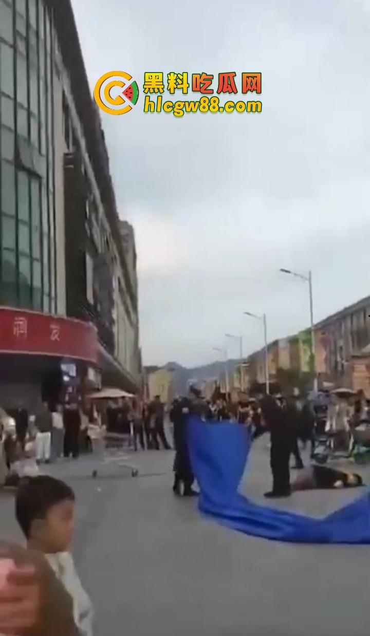 浙江绍兴大润发门口血案惊现,大唐街头持刀狂砍,多人倒地不起,随机连杀四人场面太他妈狠了!-11