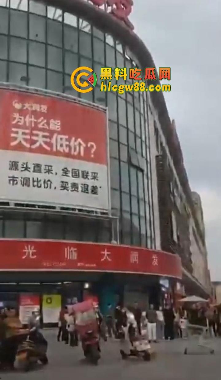 浙江绍兴大润发门口血案惊现,大唐街头持刀狂砍,多人倒地不起,随机连杀四人场面太他妈狠了!-12