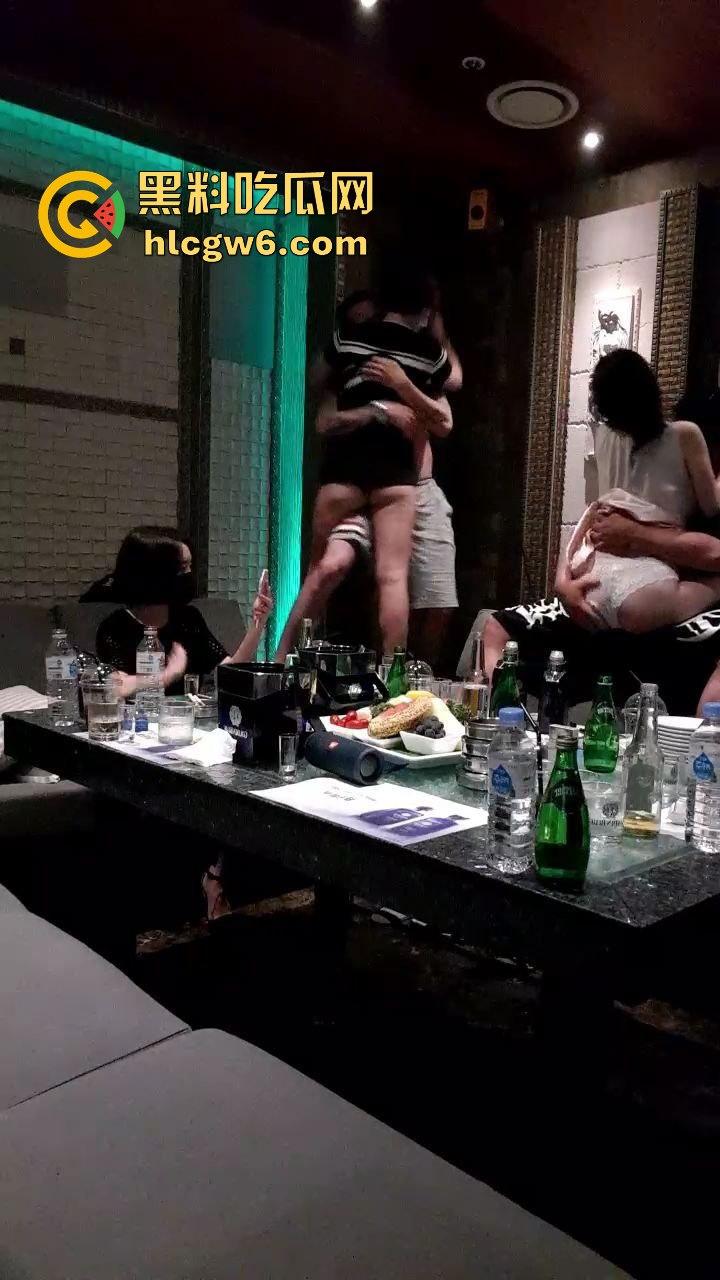 韩国暗黑KTV擦边直播太离谱,36D豪乳坐台妹现场被摸奶扣穴,棒子隔着衣服都要扣出水,再直播估计就现场艹了!-7