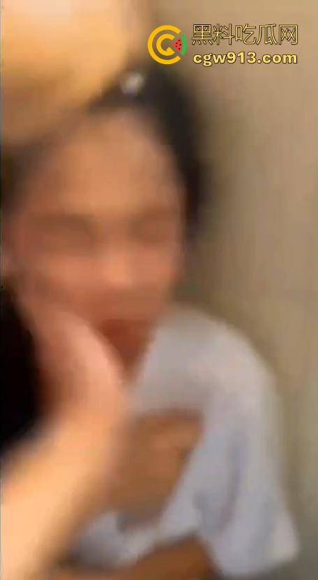 广西霸棱石桥中学霸凌事件曝光!八年纪多名女学生因琐事霸凌殴打一名小女生,这群人真他妈的不是人!-3