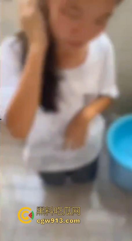 广西霸棱石桥中学霸凌事件曝光!八年纪多名女学生因琐事霸凌殴打一名小女生,这群人真他妈的不是人!-4