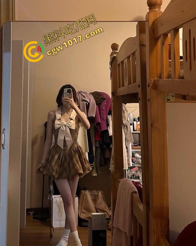 成都清纯学生妹【李丽霎】被黄毛调教爆操,内裤强行塞进小穴内,女上位乘骑画面无比风骚!-3