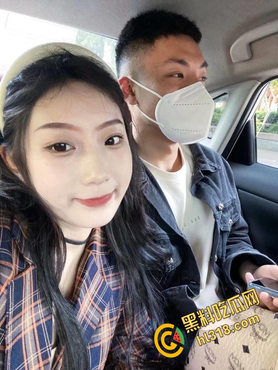 热恋期情侣出租房视频流出,520拍裸照纪念,黑丝美乳露脸口交,被男友拽住双手,猛插多毛粉穴!-1