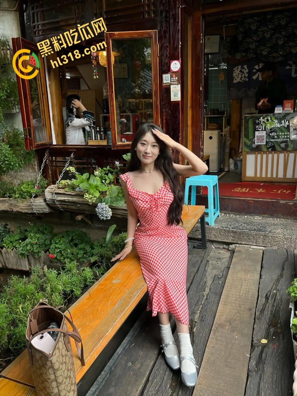 热恋期情侣出租房视频流出,520拍裸照纪念,黑丝美乳露脸口交,被男友拽住双手,猛插多毛粉穴!-2