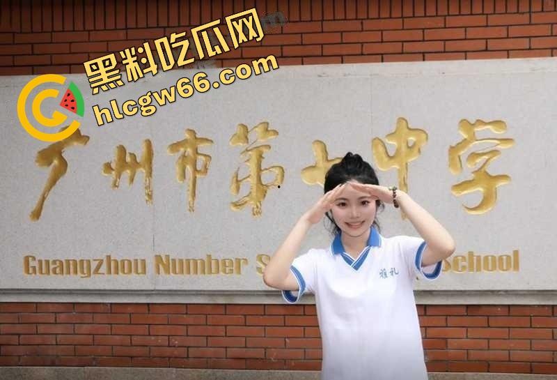 广州市第七中学班长『胡梦玲』课堂舔同桌屌被监控拍下，课上蒙衣钻裆狂舔，同学全程当背景板！-1