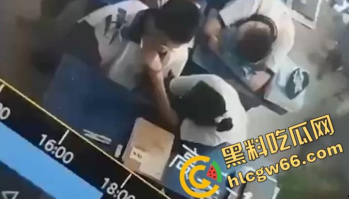 广州市第七中学班长『胡梦玲』课堂舔同桌屌被监控拍下，课上蒙衣钻裆狂舔，同学全程当背景板！-5