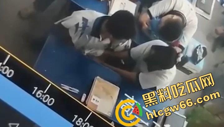 广州市第七中学班长『胡梦玲』课堂舔同桌屌被监控拍下，课上蒙衣钻裆狂舔，同学全程当背景板！-6