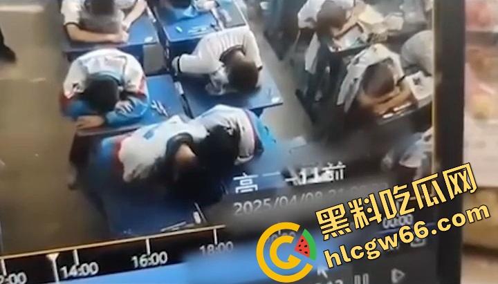 广州市第七中学班长『胡梦玲』课堂舔同桌屌被监控拍下，课上蒙衣钻裆狂舔，同学全程当背景板！-7