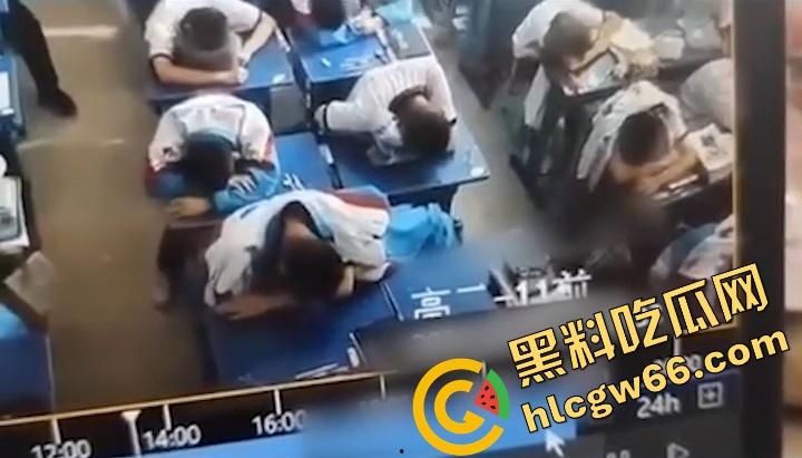 广州市第七中学班长『胡梦玲』课堂舔同桌屌被监控拍下，课上蒙衣钻裆狂舔，同学全程当背景板！-8