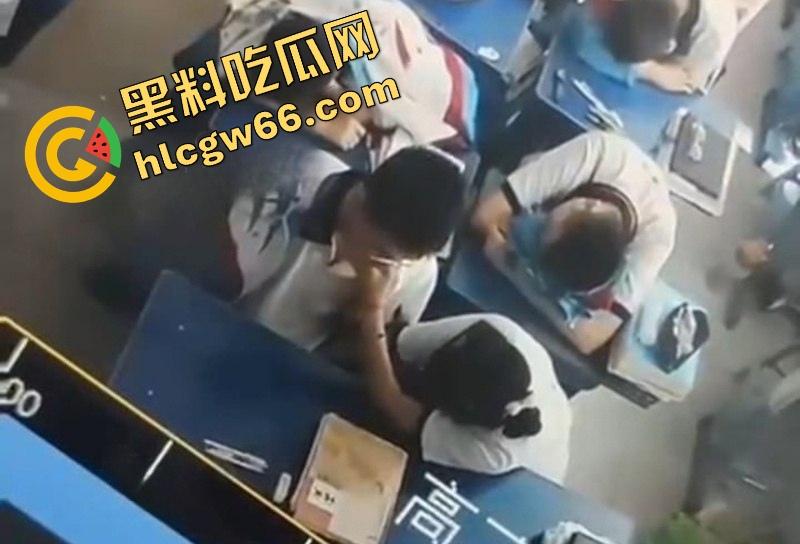 广州市第七中学班长『胡梦玲』课堂舔同桌屌被监控拍下，课上蒙衣钻裆狂舔，同学全程当背景板！-9