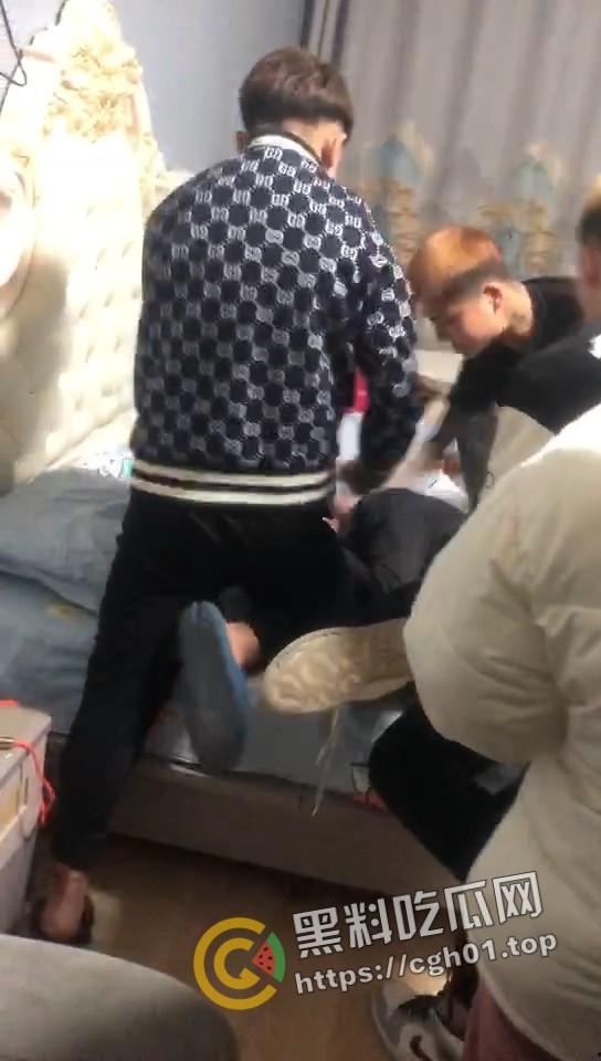 精神小伙版捉奸!暴揍狗男女 女的还是个小坦克 真佩服学弟冒着被揍得风险开坦克-8