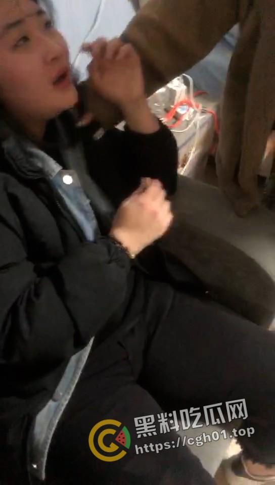 精神小伙版捉奸!暴揍狗男女 女的还是个小坦克 真佩服学弟冒着被揍得风险开坦克-9