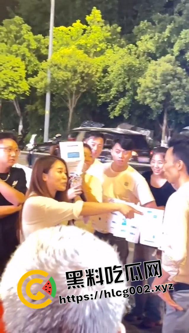 重庆垫江 榜一大哥线下真实刷了三十万不理人的女主播 没有路人阻拦臭女人要被打死 现场视频流出 前排吃瓜-1