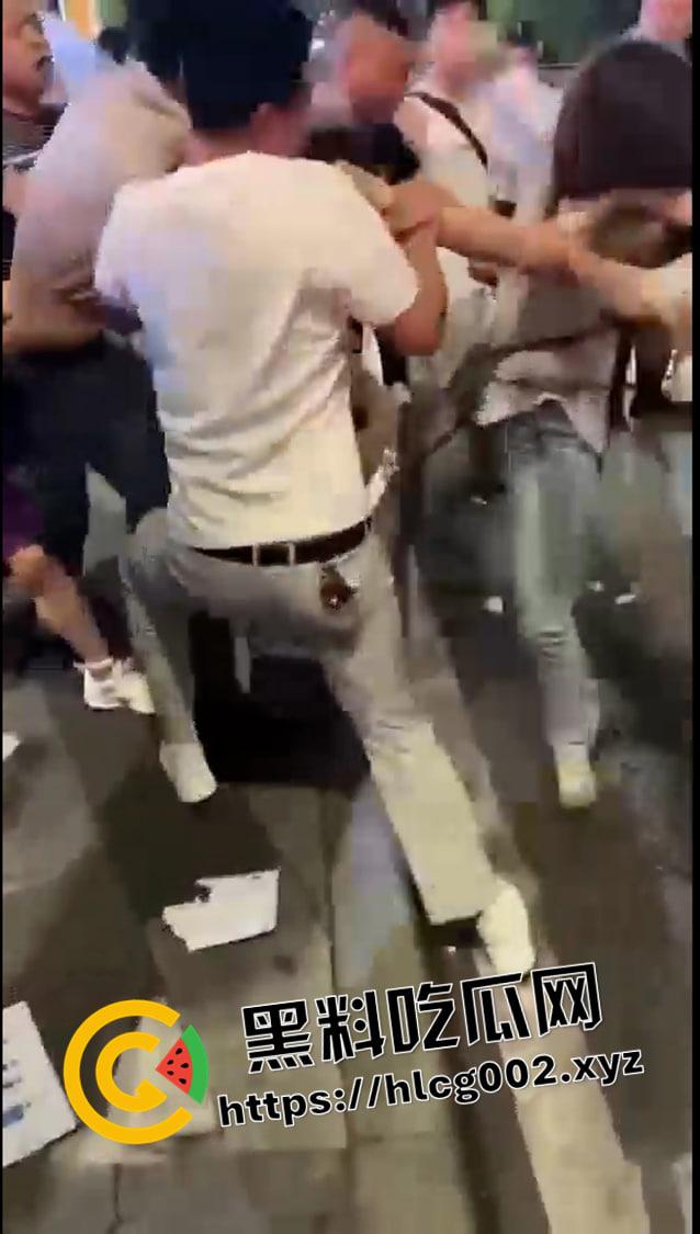 重庆垫江 榜一大哥线下真实刷了三十万不理人的女主播 没有路人阻拦臭女人要被打死 现场视频流出 前排吃瓜-4