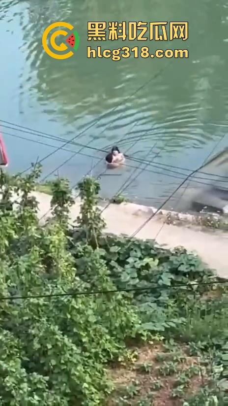 大胆情侣河边做爱，精虫上脑直接开干，激情四射无视众人，这样搞下去真不怕得阴道炎呀！-3