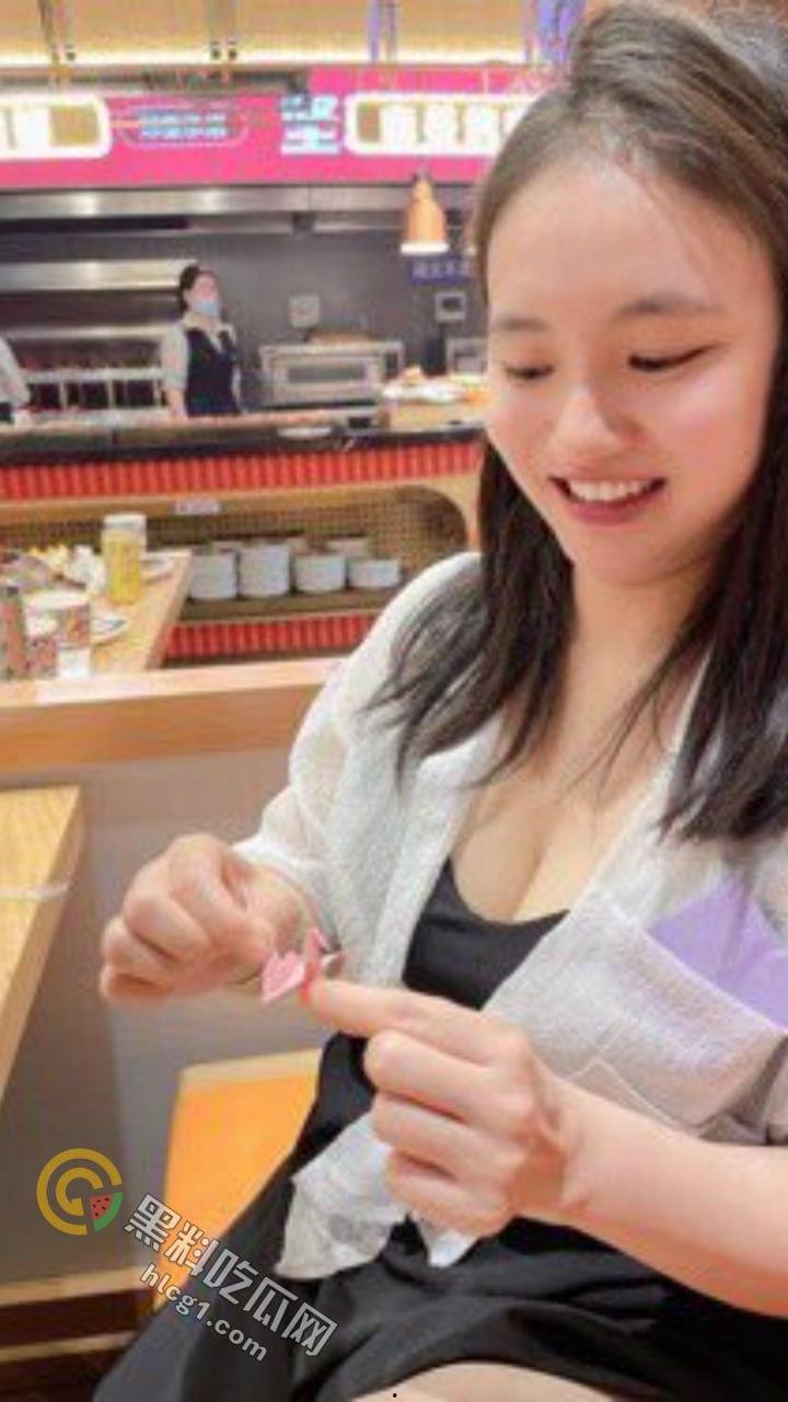 震撼眼球!极品人妻张小萍超市大胆摸奶,办公室野战引爆全网争议-1