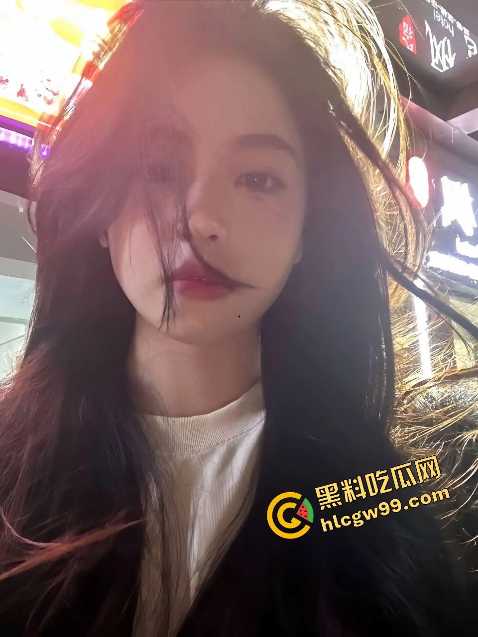 南宁甜美御姐模特骚逼【何艺瑶】辞去走秀小姐一职,化身情趣渔网骚鸡与大哥互拍A片!遭外泄独家流出!-2